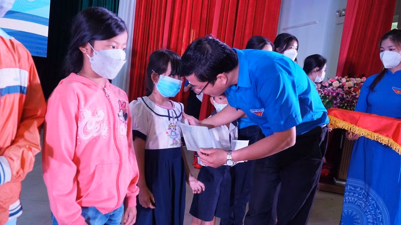 Tặng học bổng cho học sinh nghèo Tặng học bổng cho học sinh nghèo