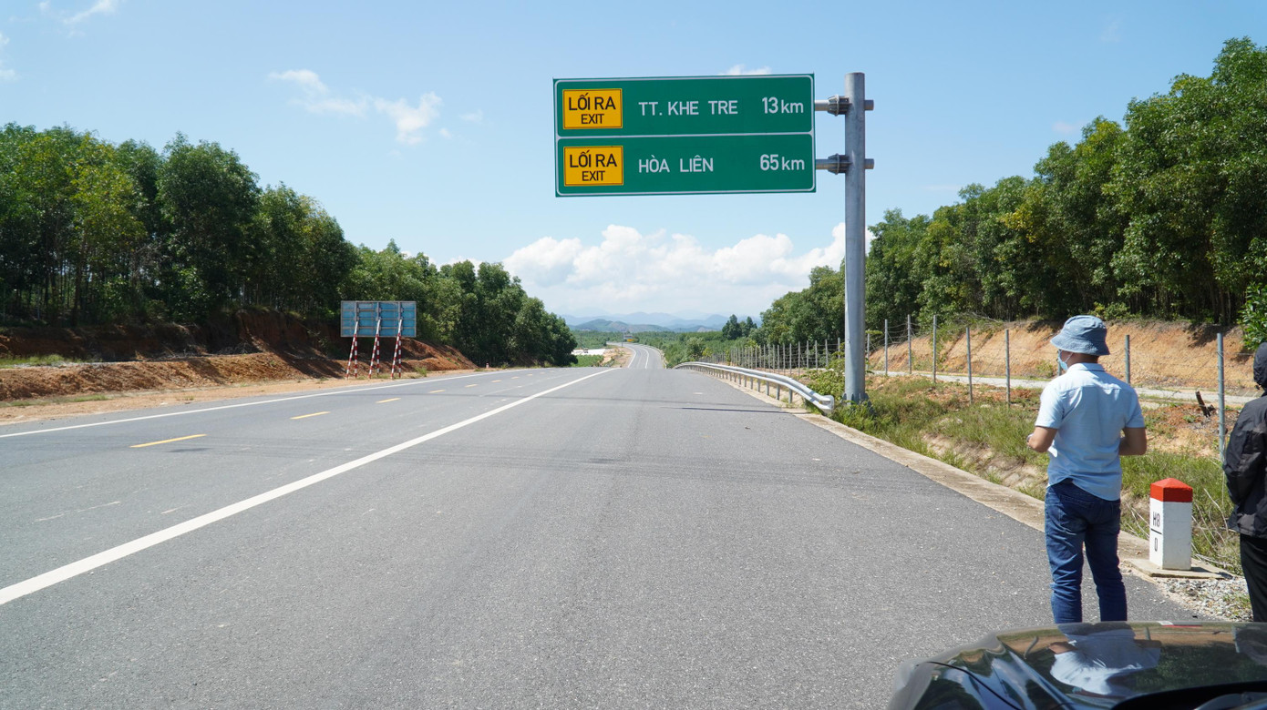 Theo đại diện Ban quản lý Dự án đường Hồ Chí Minh, trong ngày 14/4, các cơ quan chức năng đã cho kiểm tra, đánh giá mức độ an toàn vận hành trên toàn tuyến, rà soát xử lý dứt điểm những tồn đọng trước đây để đưa ra quyết định cuối cùng về thời gian chính thức đưa tuyến cao tốc nối TT-Huế và Đà Nẵng vào khai thác, vận hành chính thức.