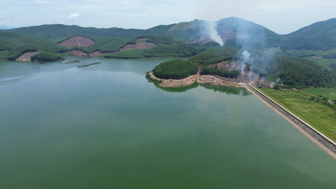 TP Huế hiện có 56 công trình hồ đập thủy lợi, gồm 1 hồ quan trọng liên quan đến an ninh quốc gia (hồ Tả Trạch, phường Phú Bài), 8 hồ loại lớn (dung tích 10 - 100 triệu m3), 47 hồ vừa và nhỏ, hơn 50 hồ nhỏ và 275 đập dâng. Các công trình này cấp nước cho gần 62.000 ha đất nông nghiệp, cung cấp hơn 1,2 tỷ m3 nước mỗi năm phục vụ sinh hoạt, sản xuất, chống hạn và điều tiết lũ. Tuy nhiên, nếu không được đầu tư sửa chữa kịp thời, nhiều công trình có thể gây rủi ro lớn cho vùng hạ du trong mùa mưa bão.