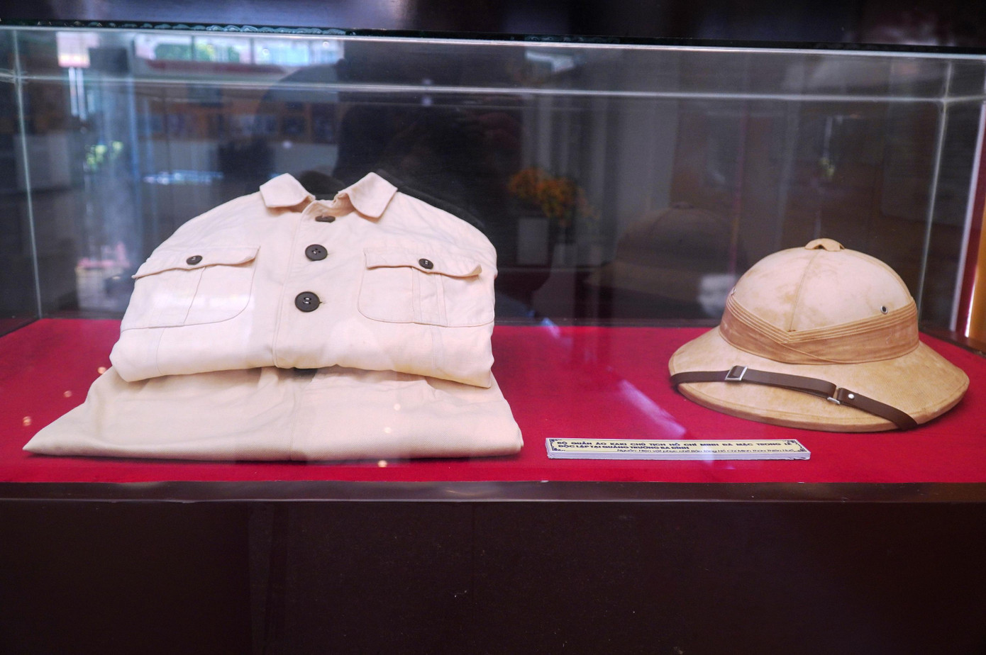 Bộ quần áo kaki Chủ tịch Hồ Chí Minh đã mặc tại lễ Độc lập 2/9/1945 (hiện vật phục chế).