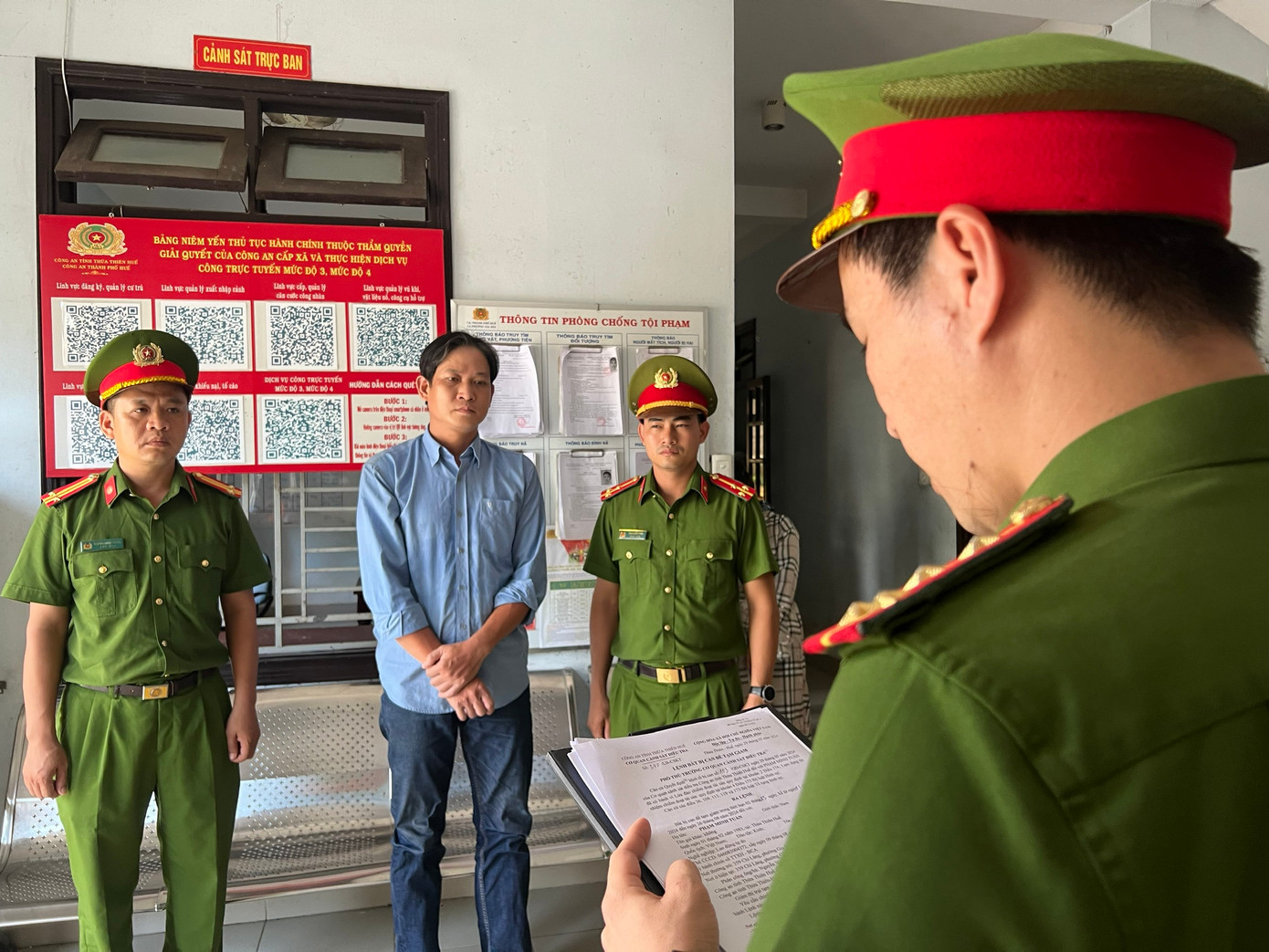 Đọc lệnh bắt tạm giam đối với đối tượng Phạm Minh Tuấn.