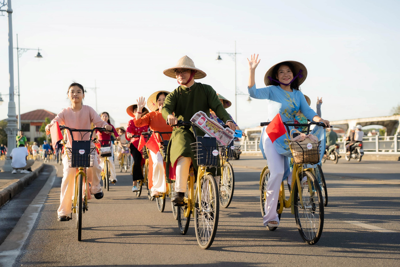 Hoạt động đạp xe vì môi trường trong trang phục áo dài truyền thống trên các tuyến đường chính TP. Huế.