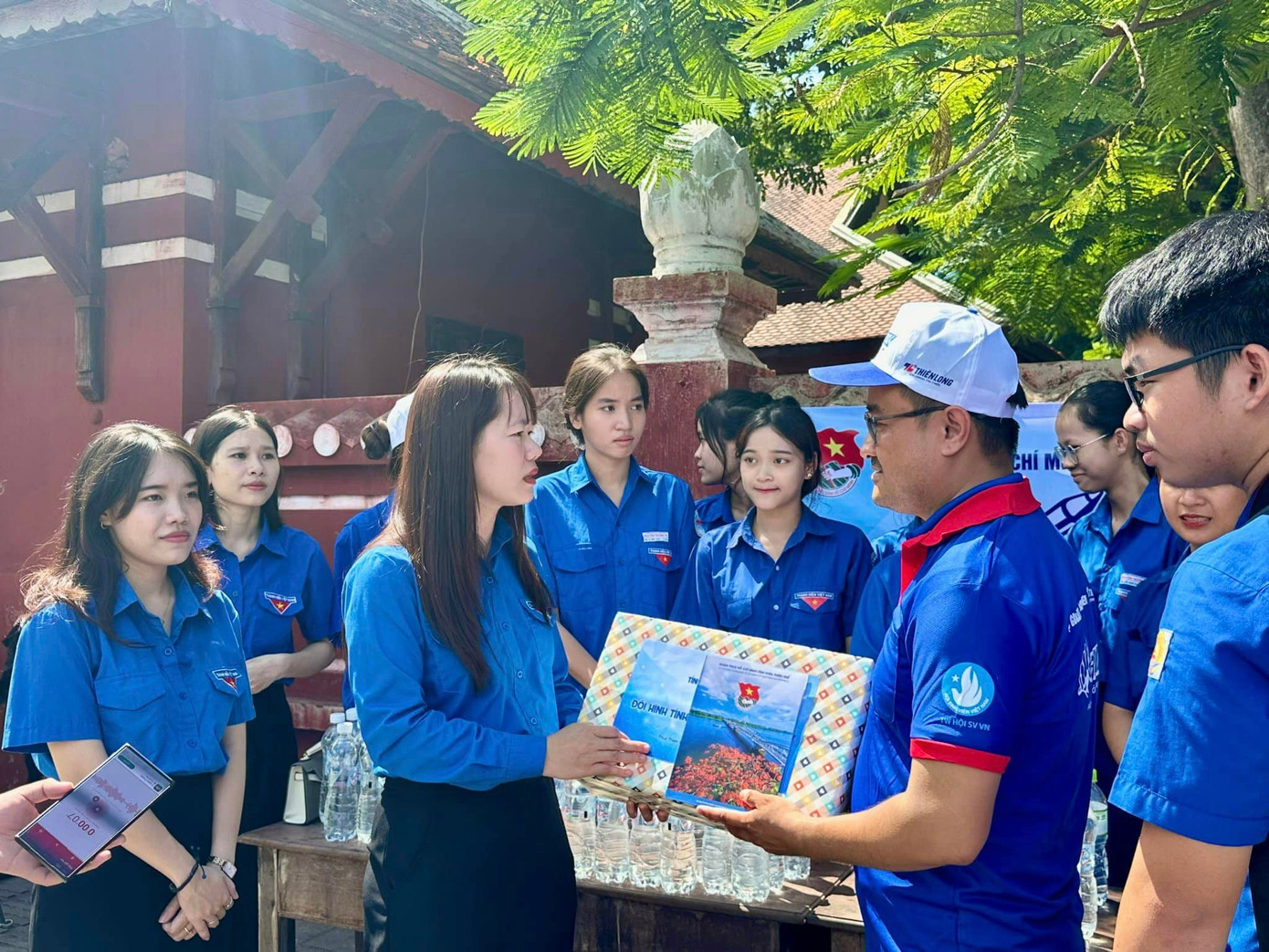 Lãnh đạo Tỉnh Đoàn TT-Huế thăm, tặng quà, động viên các đội hình tiếp sức mùa thi. Lãnh đạo Tỉnh Đoàn TT-Huế thăm, tặng quà, động viên các đội hình tiếp sức mùa thi.