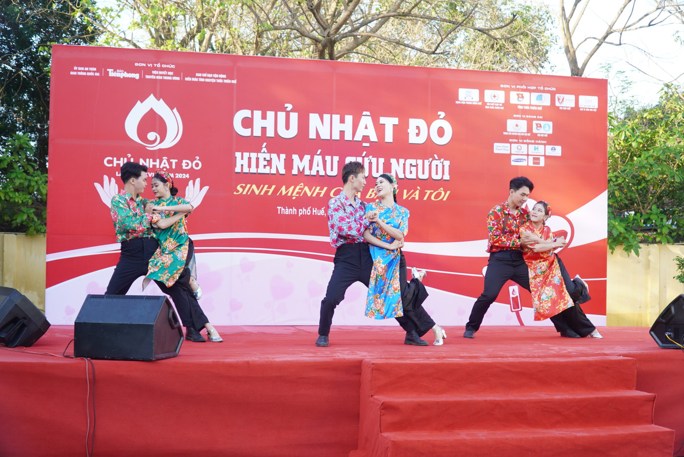 Ngày hội mở đầu bằng chương trình văn nghệ trẻ trung, sôi động. Ảnh: N.V Ngày hội mở đầu bằng chương trình văn nghệ trẻ trung, sôi động. Ảnh: N.V