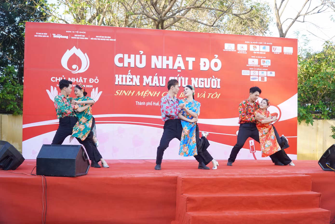 Ngày hội mở đầu bằng chương trình văn nghệ trẻ trung, sôi động. Ảnh: N.V