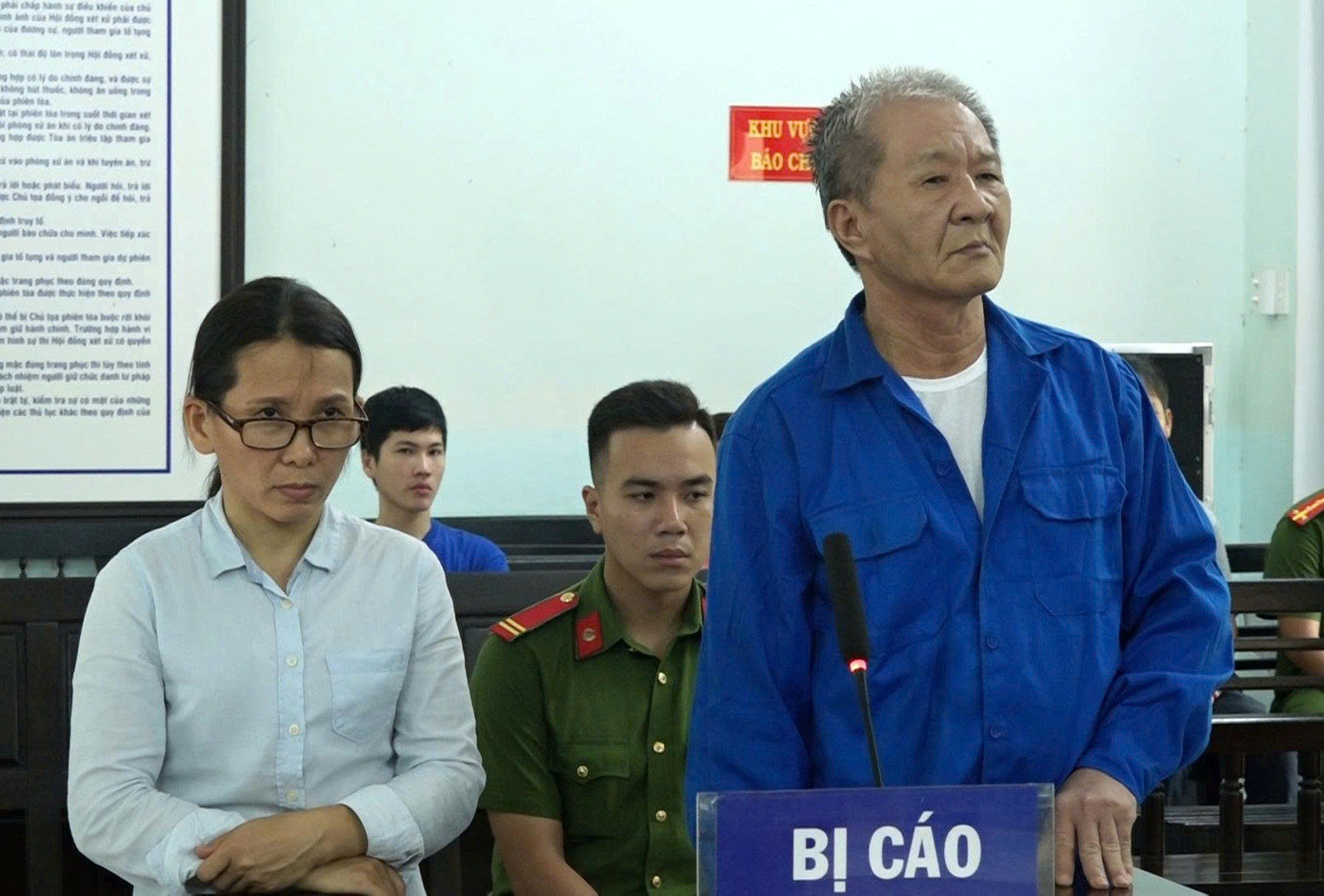 Bị cáo Nguyễn Đình Trung và vợ tại phiên xét xử sơ thẩm.