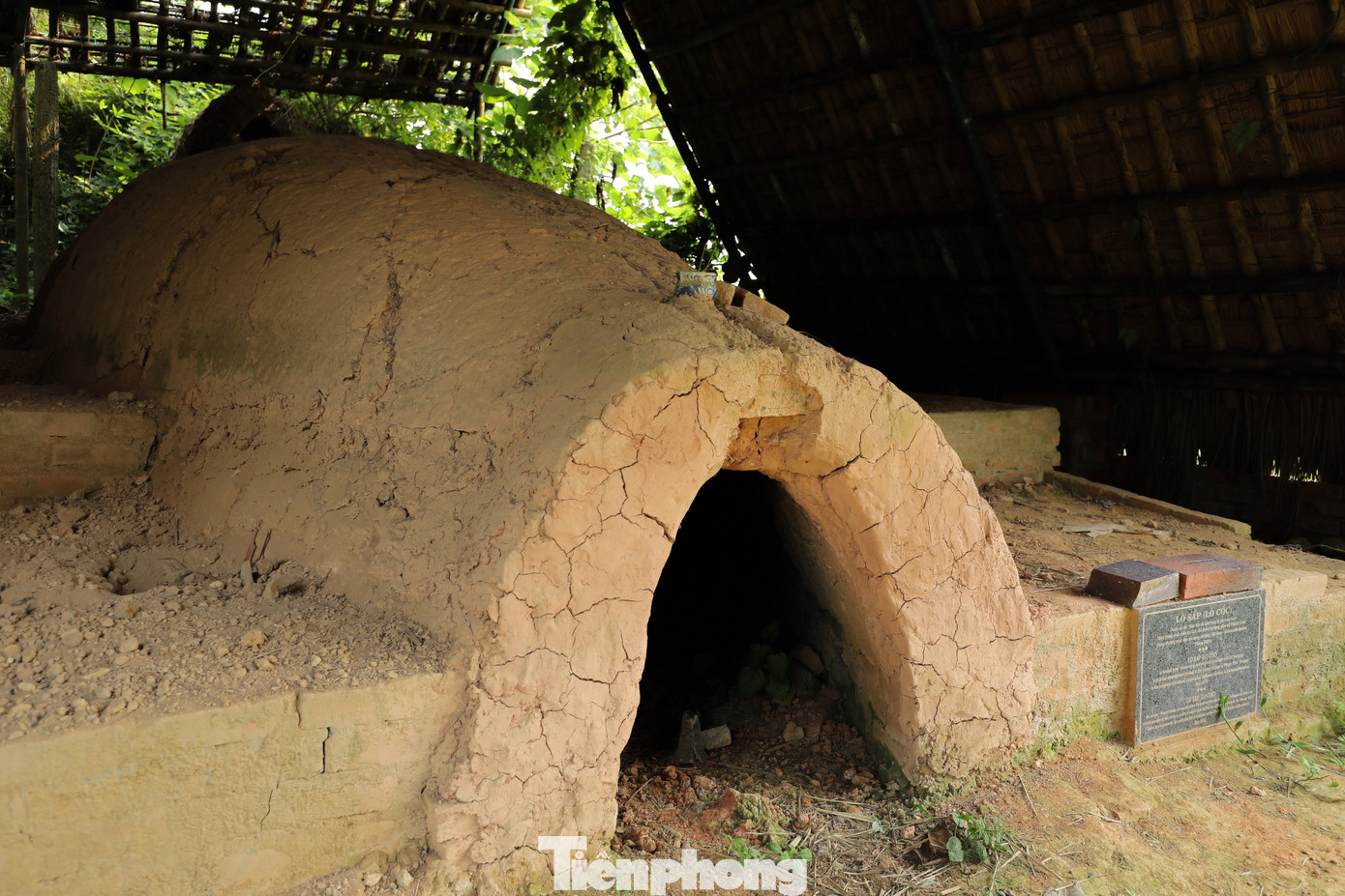 Làng Phước Tích còn có nghề gốm truyền thống nổi tiếng ra đời cách đây gần 500 năm, từng có thời kỳ phát triển mạnh mẽ vào thế kỷ 18-19 và những thập niên đầu của thế kỷ 20. Dân làng luôn tự hào trong số nhiều sản phẩm gốm Phước Tích, từng có loại om ngự là đồ ngự dụng được triều đình nhà Nguyễn đặt riêng để nấu cơm cho vua.