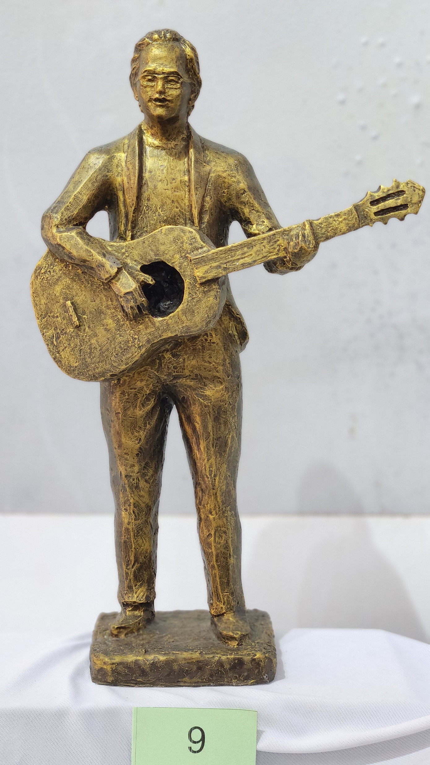 Đó là mẫu tượng người nhạc sĩ đang đứng với nét mặt hiền từ, triết lý, trên tay cầm cây đàn guitar.