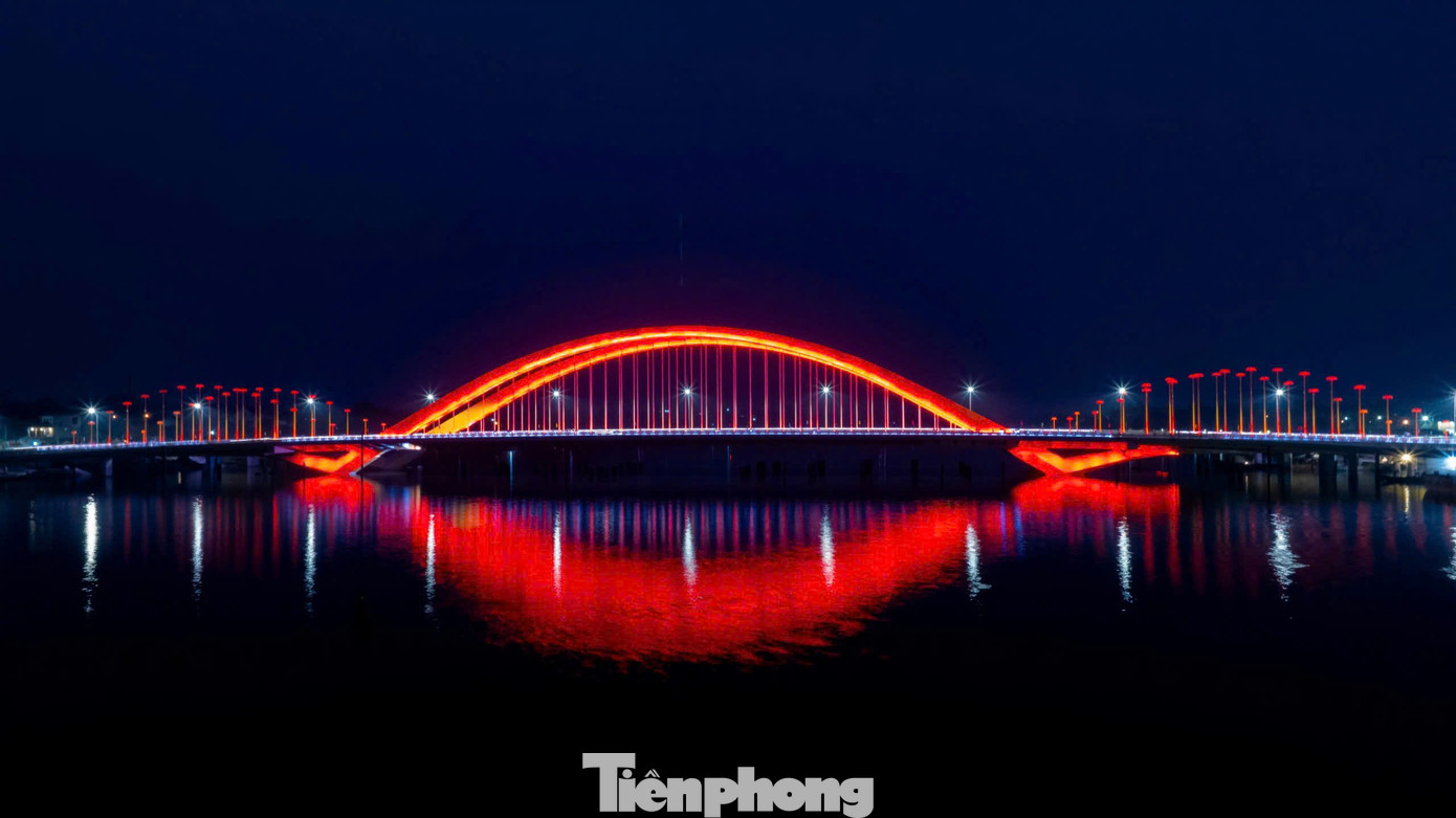 Cầu Nguyễn Hoàng được thiết kế dựa trên ý tưởng “Hạc chầu Thiên Mụ”, lấy cảm hứng từ mối liên hệ lịch sử giữa chúa Nguyễn Hoàng, ngôi chùa Thiên Mụ linh thiêng và hình ảnh đàn hạc cao quý. Ý tưởng thiết kế cầu như một đàn hạc chầu về phía chùa Thiên Mụ linh thiêng không chỉ mang tính biểu tượng, mà còn thể hiện sự kết nối giữa quá khứ vàng son và tương lai phát triển của Huế.