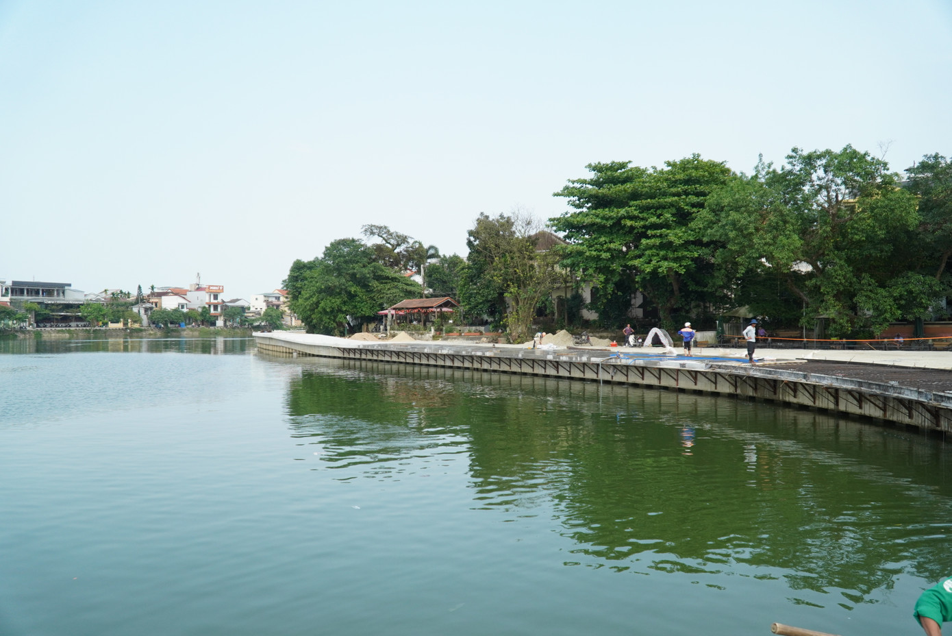 Sau tuyến đi bộ độc đáo ven bờ Nam sông Hương là cầu gỗ lim, người dân Huế kỳ vọng tuyến đường đi bộ có một không hai ven sông Như Ý (con sông đào có từ thời nhà Nguyễn) này sẽ là điểm nhấn mới về tham quan, du lịch, ngắm cảnh, phục vụ phát triển kinh tế xã hội và phòng chống xói lở, giảm nhẹ thiên tai của địa phương.