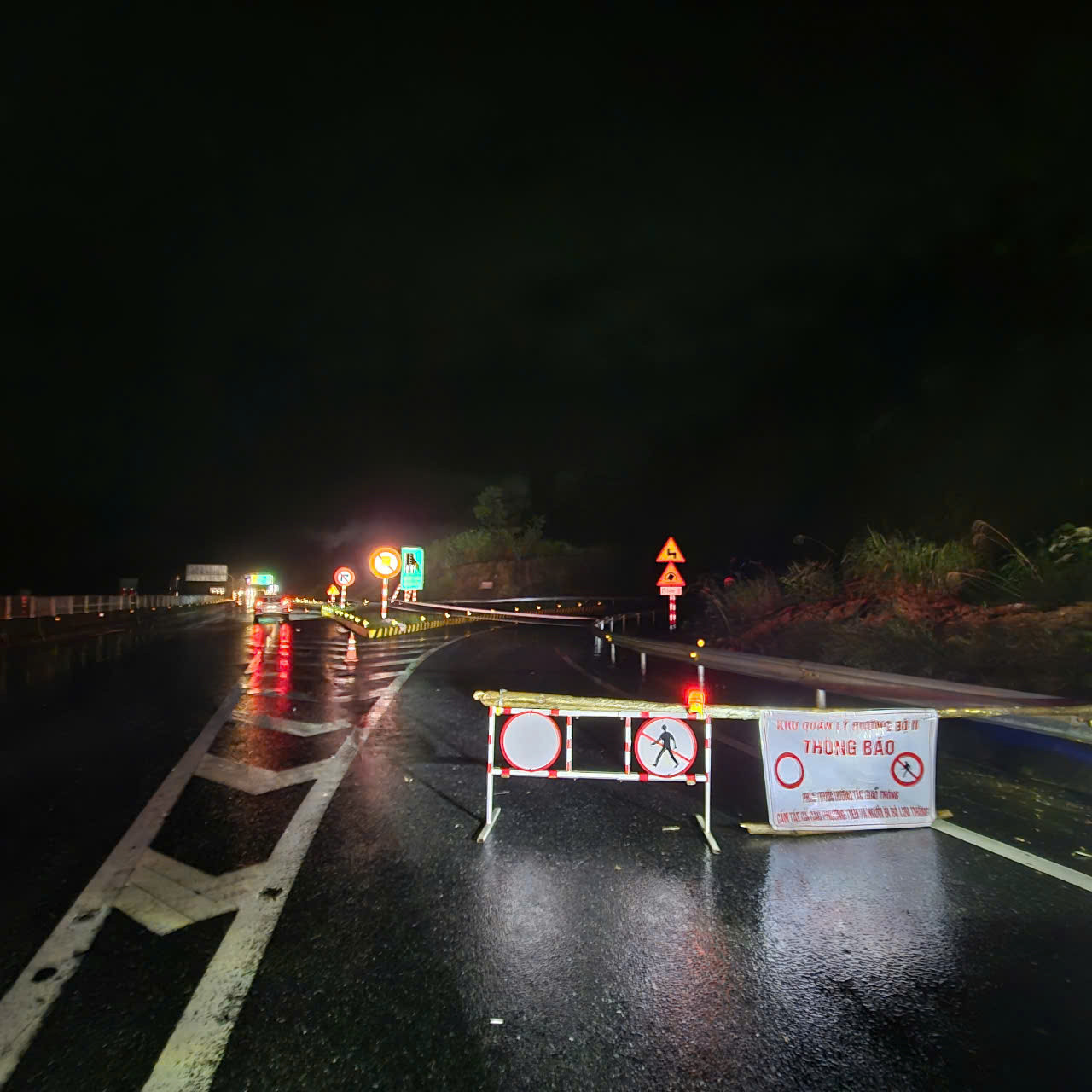 Lắp đặt hệ thống cảnh báo nguy hiểm tại đoạn cao tốc xảy ra sạt lở taluy dương.