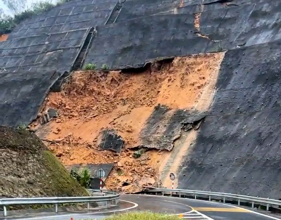 Một mảng lớn bê tông bảo vệ taluy dương tại lối ra cao tốc La Sơn - Túy Loan thuộc địa bàn thị trấn Khe Tre bị đổ sập xuống bên dưới do mưa lớn.