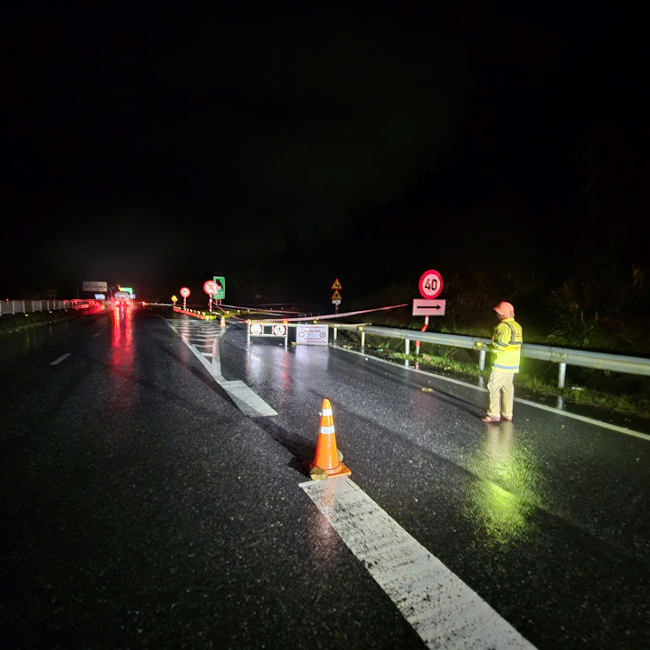 Lực lượng Cảnh sát giao thông chốt chặn, ngăn người và phương tiện đi vào khu vực sạt lở nguy hiểm.