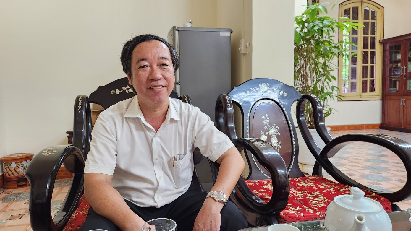 Thầy giáo hiệu trưởng Nguyễn Phú Thọ dành nhiều lời khen cho Nguyễn Minh Triết. Ảnh: N.V Thầy giáo hiệu trưởng Nguyễn Phú Thọ dành nhiều lời khen cho Nguyễn Minh Triết. Ảnh: N.V