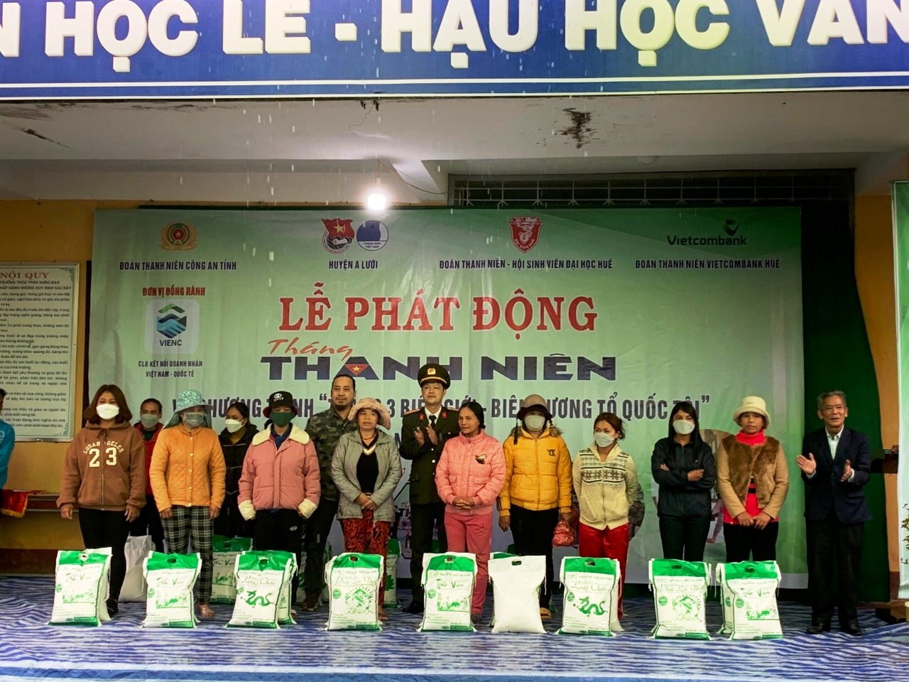 Hỗ trợ gạo cho đồng bào vùng cao A Lưới.