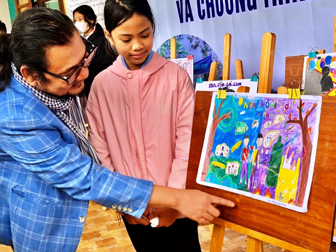 Trao tặng công trình vẽ tranh bảo vệ môi trường cho Trường tiểu học Hồng Thượng, A Lưới.