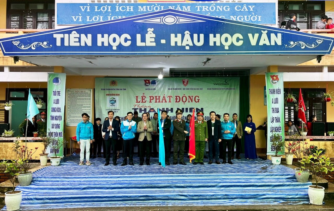 Ra quân Tháng Thanh niên và phát động chương trình “Tháng 3 biên giới - Biên cương Tổ quốc tôi’’ năm 2023 tại huyện vùng cao biên giới A Lưới, TT-Huế. Ảnh: Đoàn C.A TT-Huế