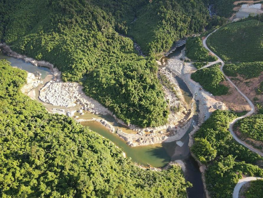 Vùng động Tam Dần, theo truyền thuyết dân gian là động “Ba Con Cọp” - nơi đây là nỗi ám ảnh một thời của người đi rừng bởi "chúa sơn lâm" luôn rình rập Vùng động Tam Dần, theo truyền thuyết dân gian là động “Ba Con Cọp” - nơi đây là nỗi ám ảnh một thời của người đi rừng bởi "chúa sơn lâm" luôn rình rập