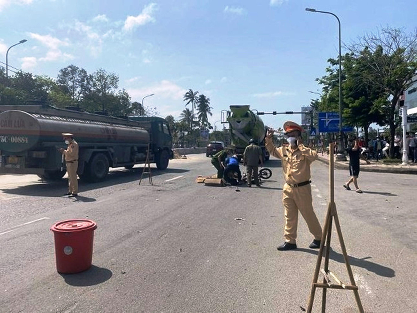 Tai nạn giao thông gây chết người giữa xe tải và xe đạp điện xảy ra trên tuyến Quốc lộ qua địa bàn thị xã Hương Thủy, TT-Huế Tai nạn giao thông gây chết người giữa xe tải và xe đạp điện xảy ra trên tuyến Quốc lộ qua địa bàn thị xã Hương Thủy, TT-Huế