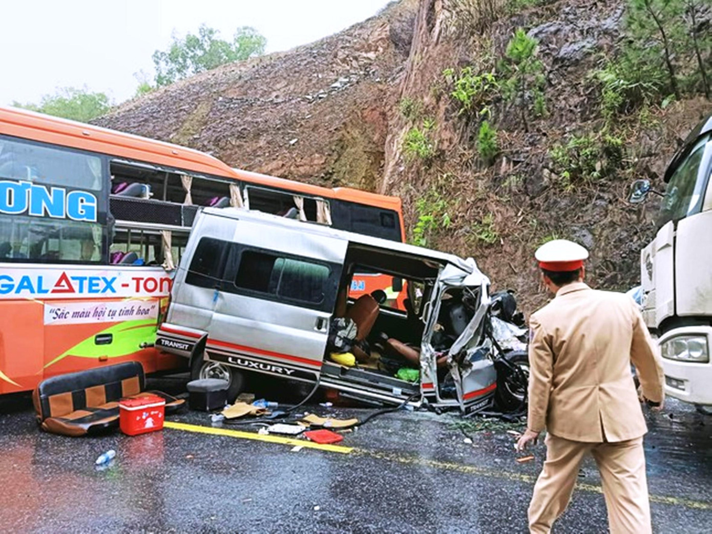 Một vụ tai nạn giao thông thảm khốc xảy ra trên Quốc lộ 1 nhánh tránh TP Huế Một vụ tai nạn giao thông thảm khốc xảy ra trên Quốc lộ 1 nhánh tránh TP Huế