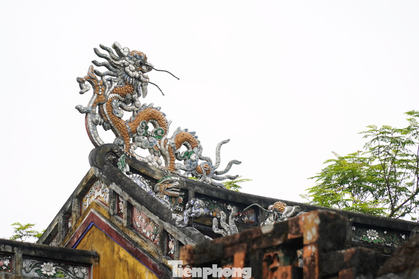 Theo các nghiên cứu, trong nghệ thuật trang trí cung đình Huế, hình tượng rồng chiếm một vị trí chủ đạo trên các công trình kiến trúc, vật dụng hoàng gia, với nhiều kiểu thức trang trí độc đáo, đa dạng bằng những chất liệu khác nhau như gỗ, đồng, pháp lam, khảm, sành sứ…