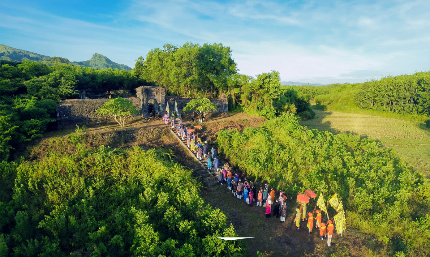 Trong khuôn khổ lễ tri ân, đoàn đã đến dâng hương, dâng hoa tại lăng Trường Thái (làng La Khê, Hương Thọ, TP Huế) theo nghi thức truyền thống. Ảnh: Văn Thể Huế