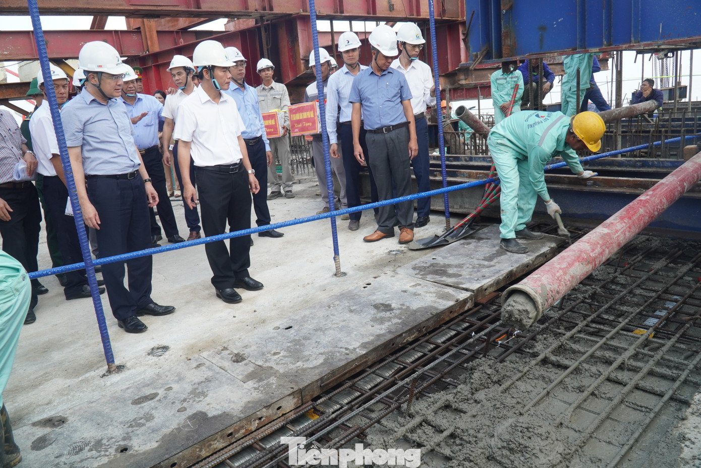 Cầu vượt cửa biển Thuận An hợp long là mốc kỹ thuật quan trọng, đánh dấu giai đoạn thi công nước rút để hoàn thành tuyến đường bộ ven biển quốc gia đoạn qua TP Huế.