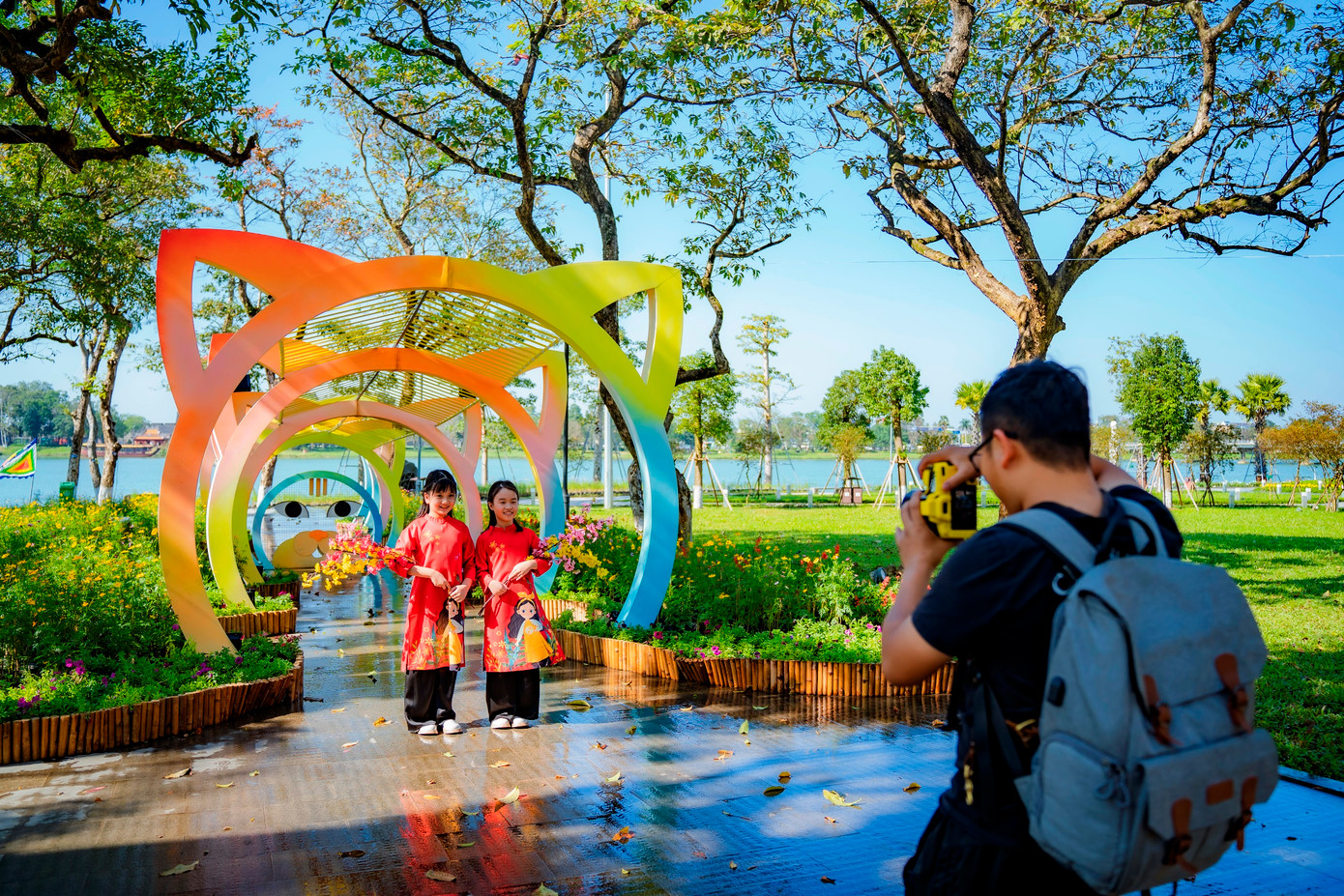 Hai người mẫu nhí vận cổ phục tạo dáng bên vòm trang trí hình tượng mèo trẻ trung tại công viên cạnh trường THPT Hai Bà Trưng, Huế. Ảnh: Đình Hoàng
