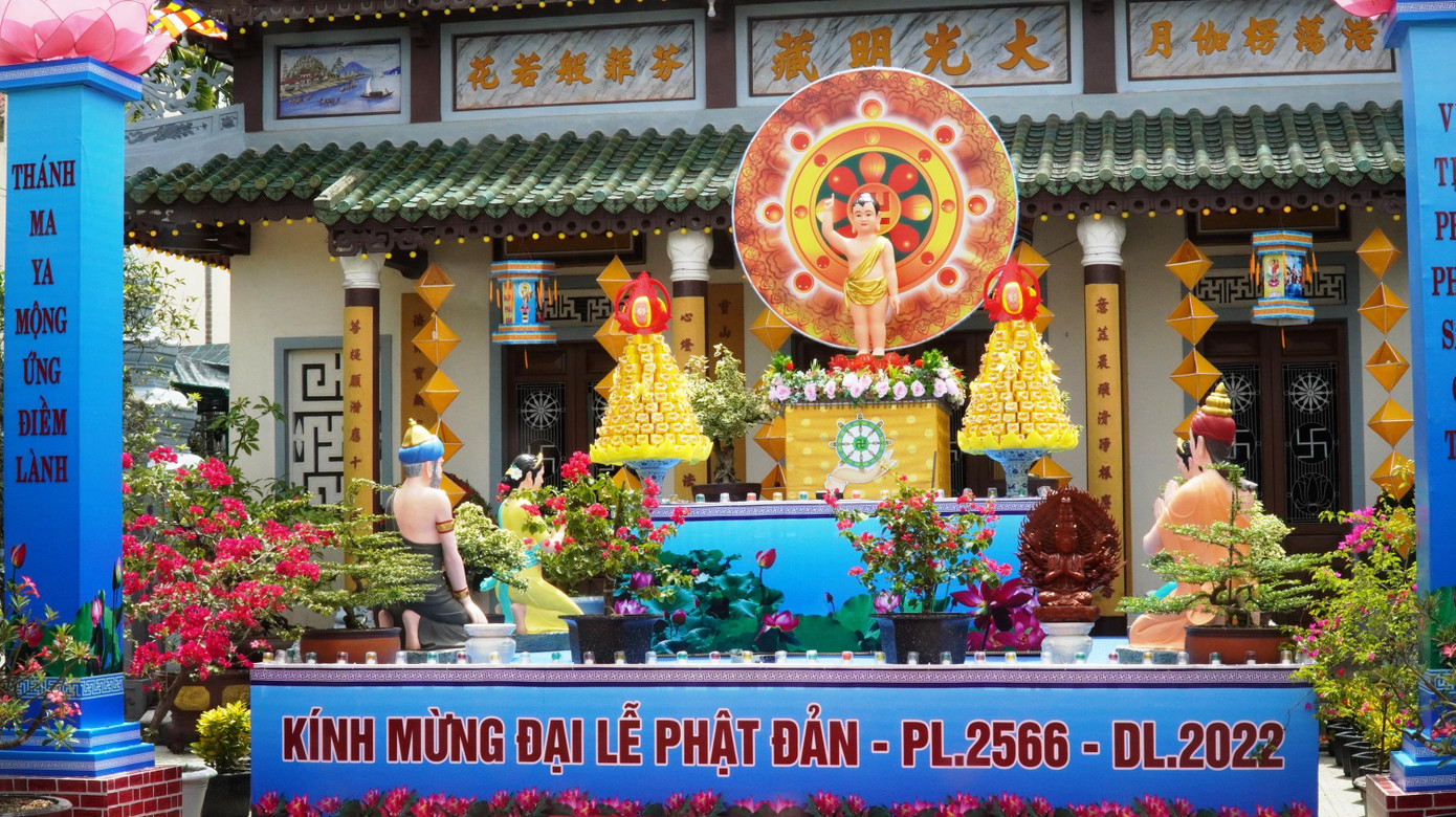 Các lễ đài mừng Phật đản đã được thiết trí bên trong nhiều ngôi chùa ở Huế