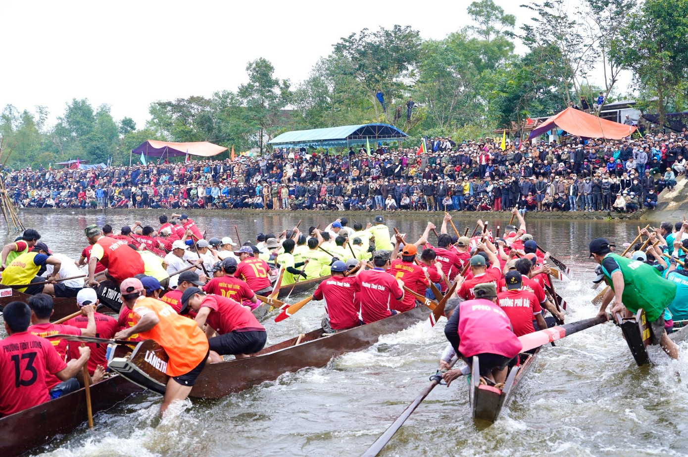 Các đội tham gia tranh tài gồm 9 độ đua, gồm 1 độ cúng, 1 độ phá và 7 độ tiền.