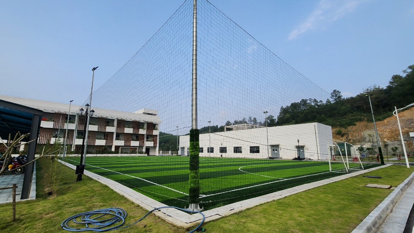 Sân bóng nhân tạo bên trong khuôn viên nhà máy. Ảnh: Ngọc Văn