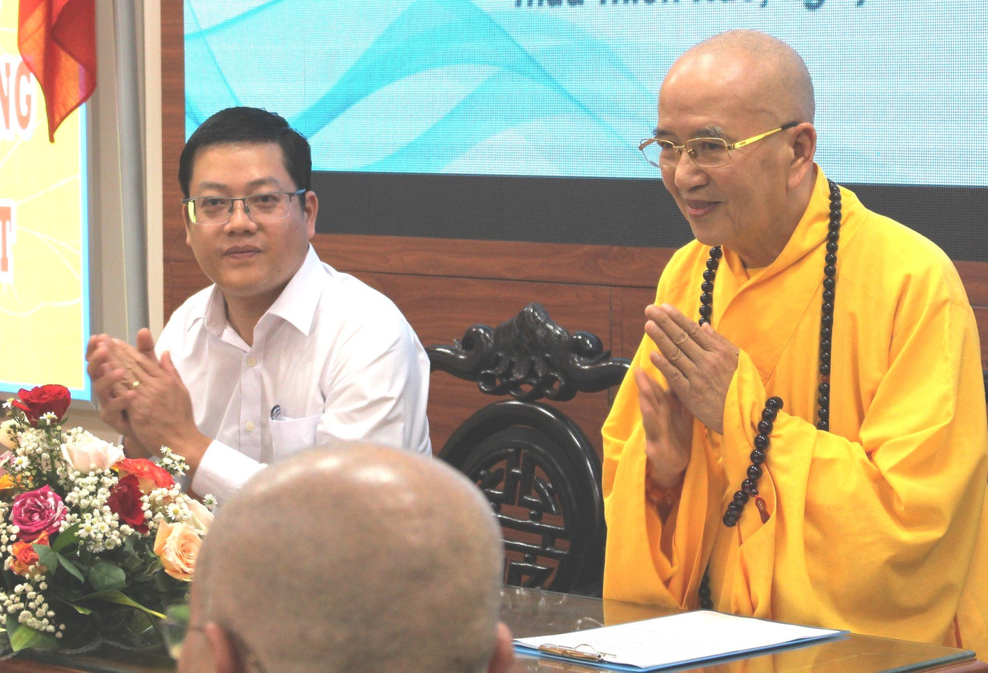 Bí thư Tỉnh Đoàn TT-Huế Nguyễn Thanh Hoài và Hòa thượng Thích Khế Chơn tại lễ ký kết.