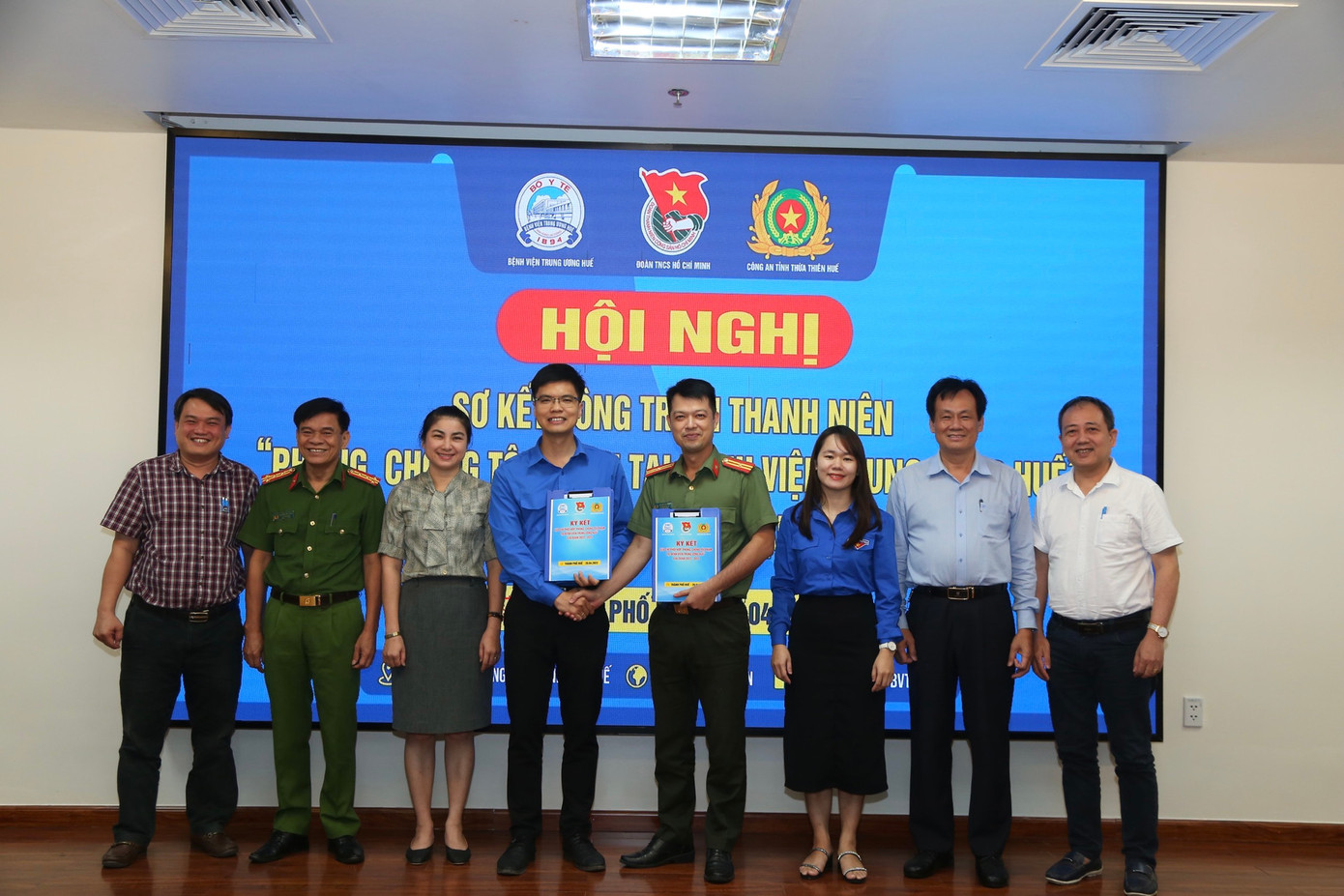 Ký kết thực hiện công trình thanh niên “Phòng, chống tội phạm tại Bệnh viện T.Ư Huế” giai đoạn 2023-2025 giữa tổ chức Đoàn của 2 đơn vị.