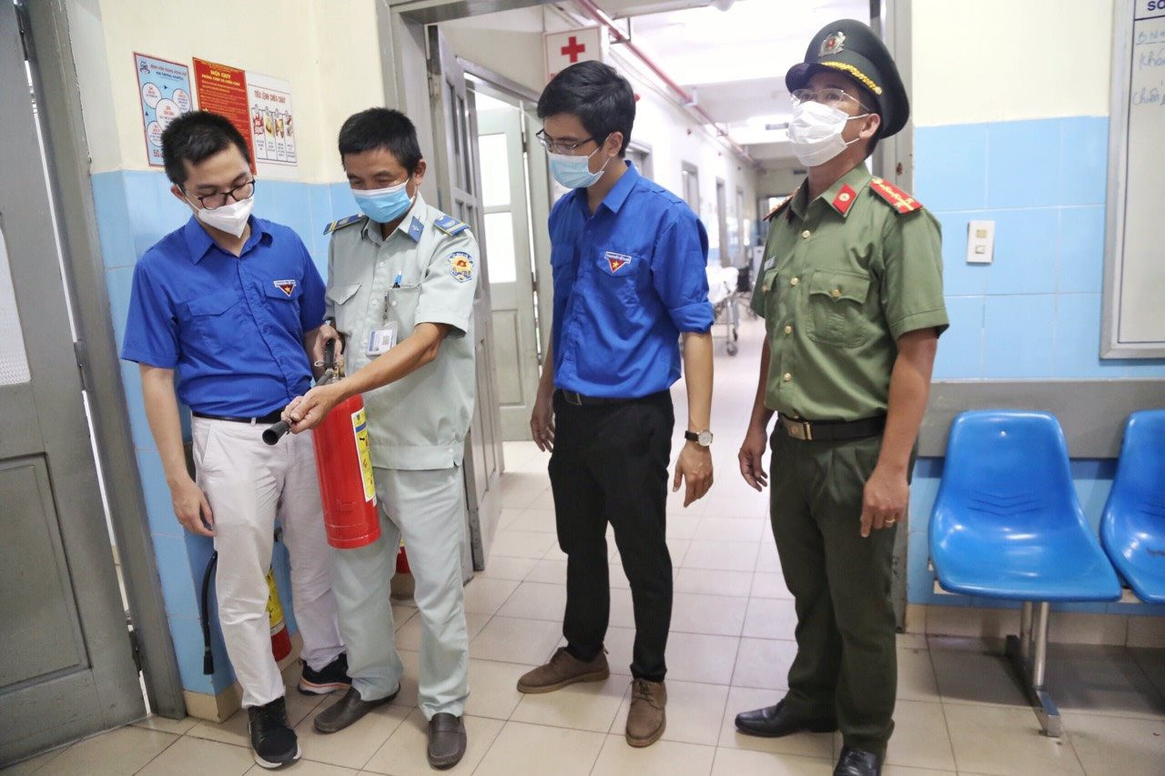 Phối hợp tuần tra bảo đảm an ninh trật tự trong bệnh viện và kiểm tra thiết bị PCCC của lực lượng ĐVTN 2 đơn vị.