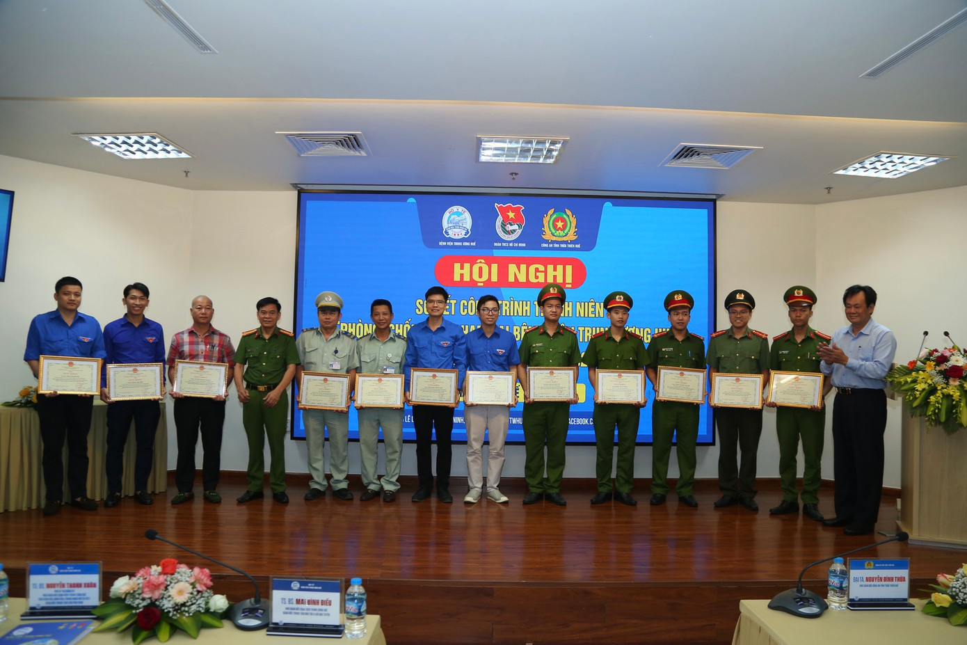 Khen thưởng những cá nhân xuất sắc trong thực hiện công trình thanh niên “Phòng, chống tội phạm tại Bệnh viện T.Ư Huế”.