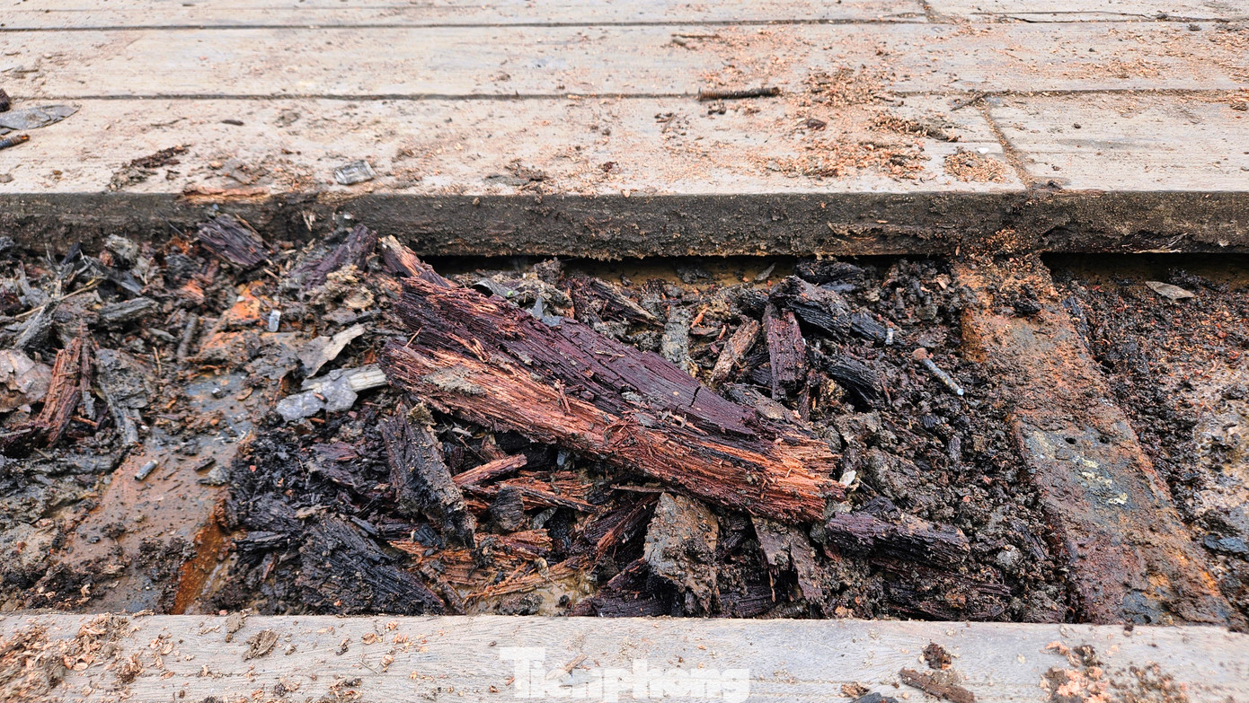 Theo một số chuyên gia xây dựng, nguyên nhân mặt cầu gỗ lim hư hỏng có thể là do công tác bảo trì chưa đúng mức khi công trình đã qua vài năm sử dụng. Cùng với đó, cầu gỗ thường xuyên bị ngập trong mùa mưa lũ làm giảm độ bền vật liệu công trình. Do đó, việc sửa chữa cầu không đơn thuần là giải quyết tình thế trước mắt, mà phải mang tính bền vững lâu dài, đảm bảo an toàn trong sử dụng và duy trì được vẻ đẹp của một trong những công trình mang tính biểu tượng, điểm nhấn du lịch của Huế.