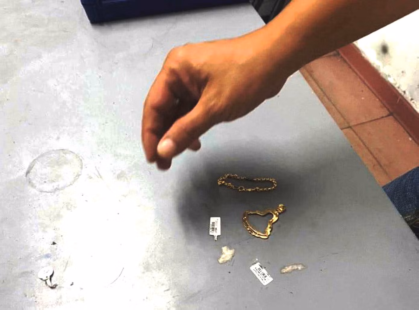 Theo cơ quan công an, số tài sản thất thoát từ vụ cướp tiệm vàng trưa 31/7 vẫn còn lớn, do đó đã tiếp tục đề nghị người dân tự giác giao nộp số vàng nhặt được. Ảnh: CA Theo cơ quan công an, số tài sản thất thoát từ vụ cướp tiệm vàng trưa 31/7 vẫn còn lớn, do đó đã tiếp tục đề nghị người dân tự giác giao nộp số vàng nhặt được. Ảnh: CA