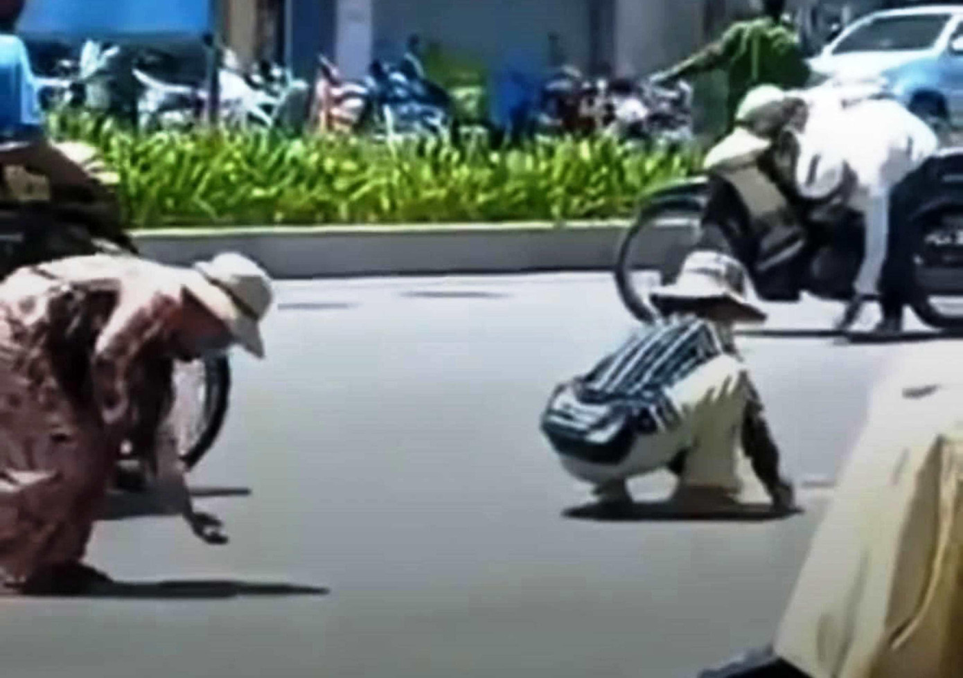 Người dân nhặt vàng do Quốc đánh cướp và ném ra đường. Ảnh cắt từ clip Người dân nhặt vàng do Quốc đánh cướp và ném ra đường. Ảnh cắt từ clip