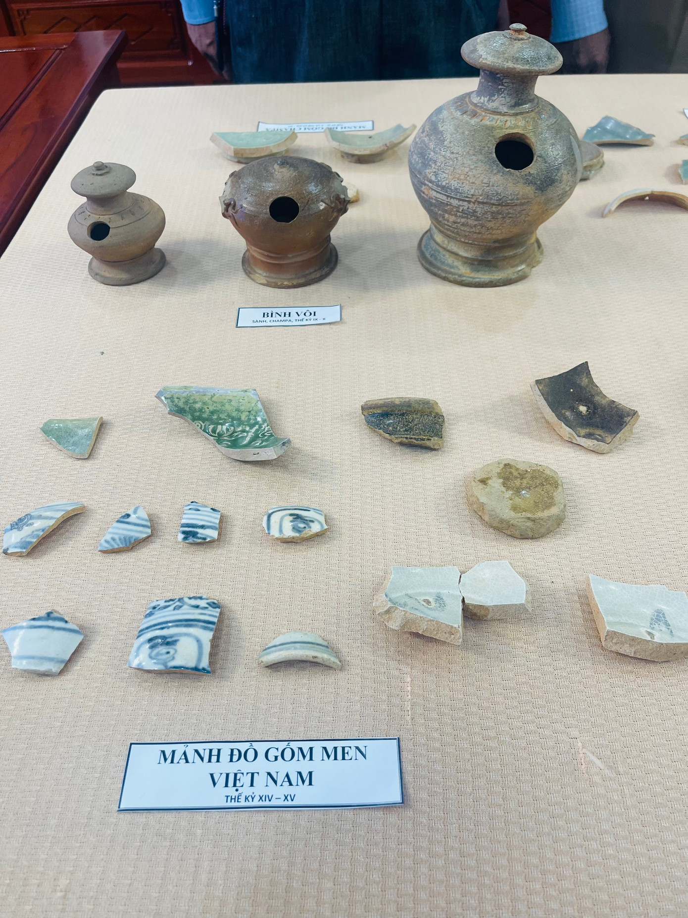 Các hiện vật thu được từ hoạt động khảo cổ học tại tháp đôi Liễu Cốc. Các hiện vật thu được từ hoạt động khảo cổ học tại tháp đôi Liễu Cốc.