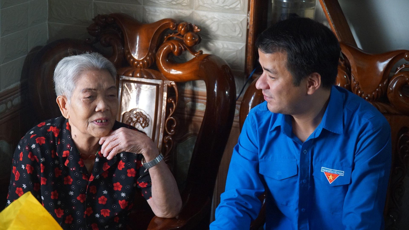 Lãnh đạo T.Ư Đoàn thăm và tặng quà gia đình Anh hùng lực lượng vũ trang nhân dân Kan Lịch, huyện A Lưới Lãnh đạo T.Ư Đoàn thăm và tặng quà gia đình Anh hùng lực lượng vũ trang nhân dân Kan Lịch, huyện A Lưới