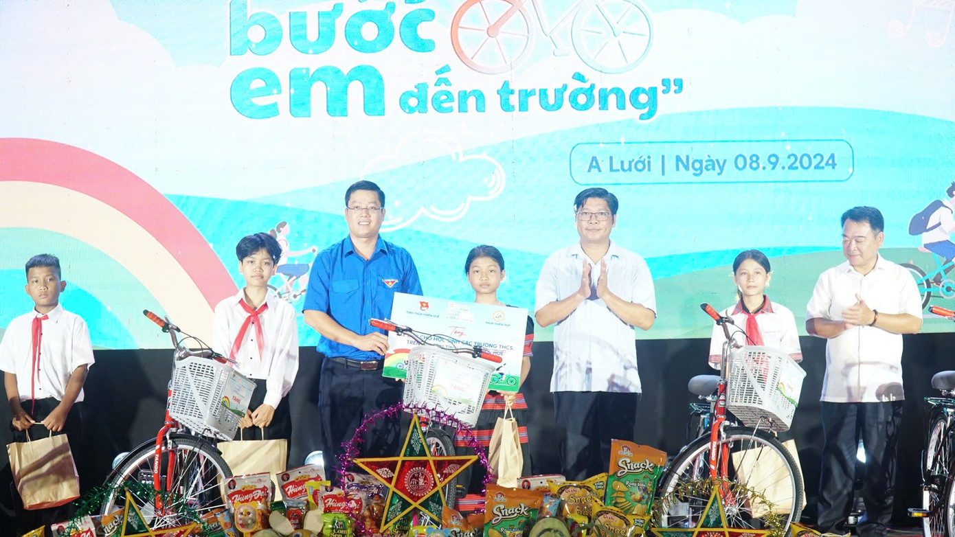 Trao tặng 30 xe đạp cho các em học sinh THCS có hoàn cảnh đặc biệt khó khăn tại huyện miền núi A Lưới.