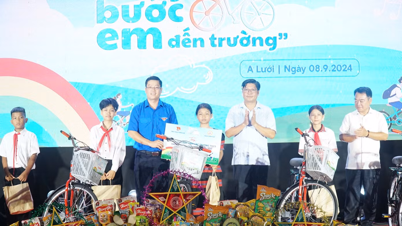 Trao tặng 30 xe đạp cho các em học sinh THCS có hoàn cảnh đặc biệt khó khăn tại huyện miền núi A Lưới.
