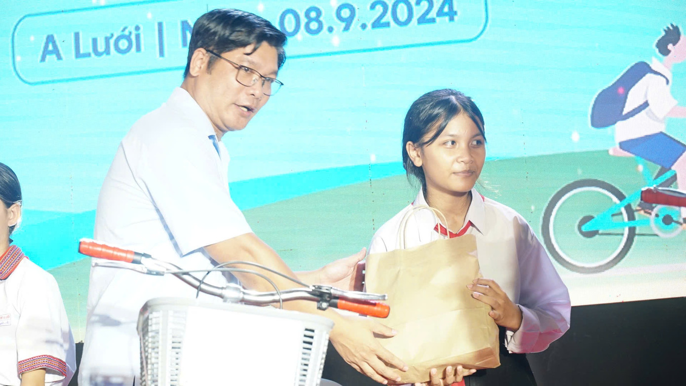 Trao học bổng cho học sinh vượt khó học tập tốt.