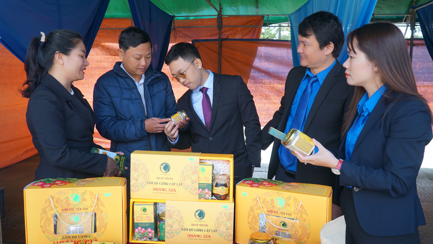 Tham quan gian hàng trưng bày sản phẩm khởi nghiệp của thanh niên tại vùng đồng bào dân tộc thiểu số và miền núi TT-Huế.