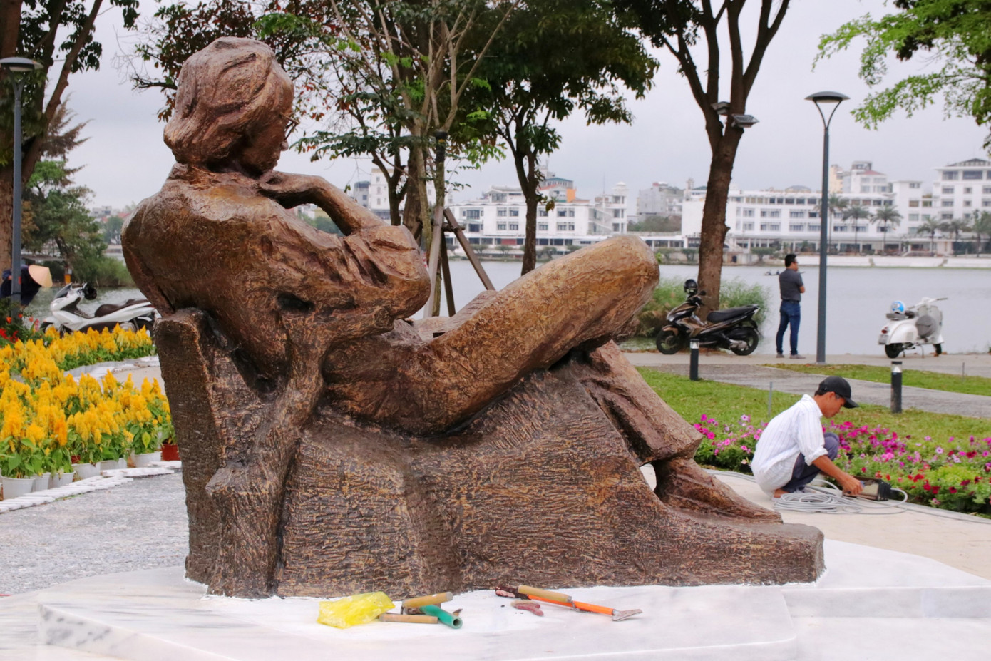 Bức tượng được đúc bằng đồng cao 1,7 m, rộng 1,6 m và dài 2,3 m. Khu vực dựng tượng được kiến trúc sư Hồ Viết Vinh và nhóm cộng sự phối hợp với Trung tâm Công viên Cây xanh Huế thiết kế, lắp đặt, kết hợp hài hòa với cảnh quan công viên đường Trịnh Công Sơn, ven bờ sông Hương. Ảnh: Luân Nguyễn