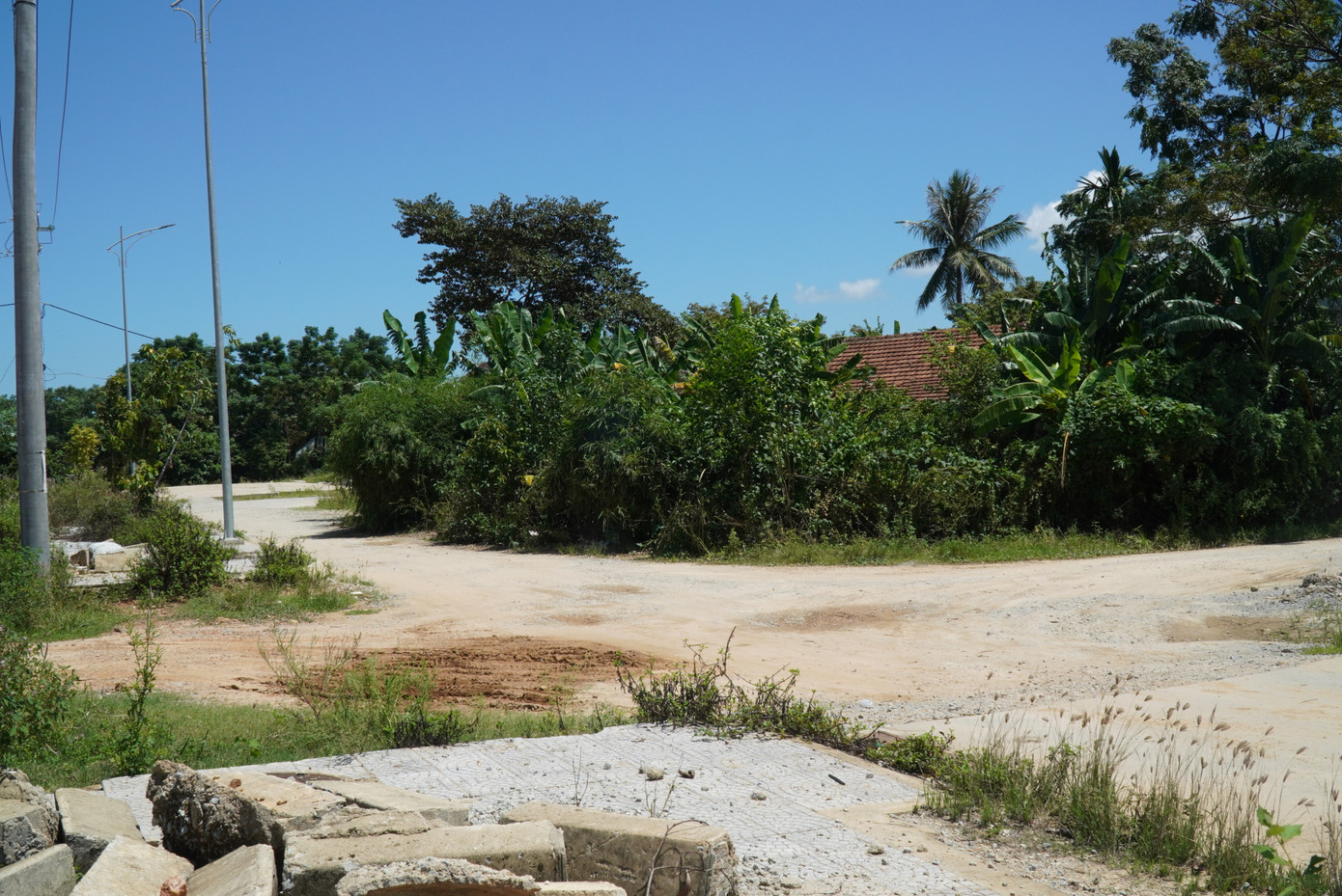 Hai hộ dân bị ảnh hưởng bởi dự án cho rằng, lý do họ chưa đồng tình di dời để bàn giao mặt bằng phục vụ thi công, khiến dự án đường 82 tỷ đồng ngưng trệ kéo dài là vì giá trị và phương án đền bù, bố trí tái định cư của cơ quan chức năng huyện Phú Lộc chưa thỏa đáng.