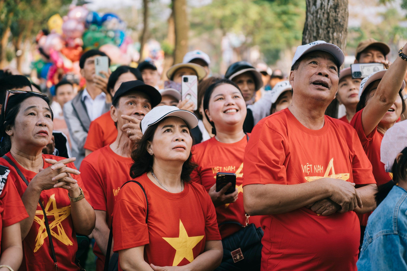 Hào hứng, hồi hộp, căng thẳng khi cổ vũ cho các đội đua.