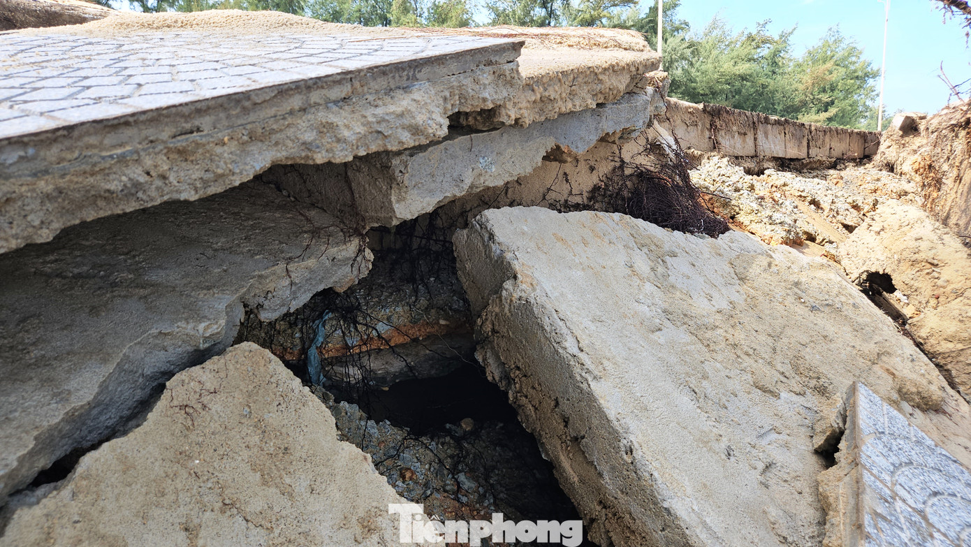 Ông Nguyễn Văn Nhưng - Trưởng thôn Tân An, xã Phú Thuận, cho hay, biển xâm thực nghiêm trọng vào đất liền của thôn khiến nhiều hộ dân luôn sống trong cảnh bất an. Nếu sạt lở tiếp diễn sẽ ảnh hưởng rất lớn đến đời sống sinh hoạt, kinh tế, hoạt động kinh doanh du lịch của bà con.