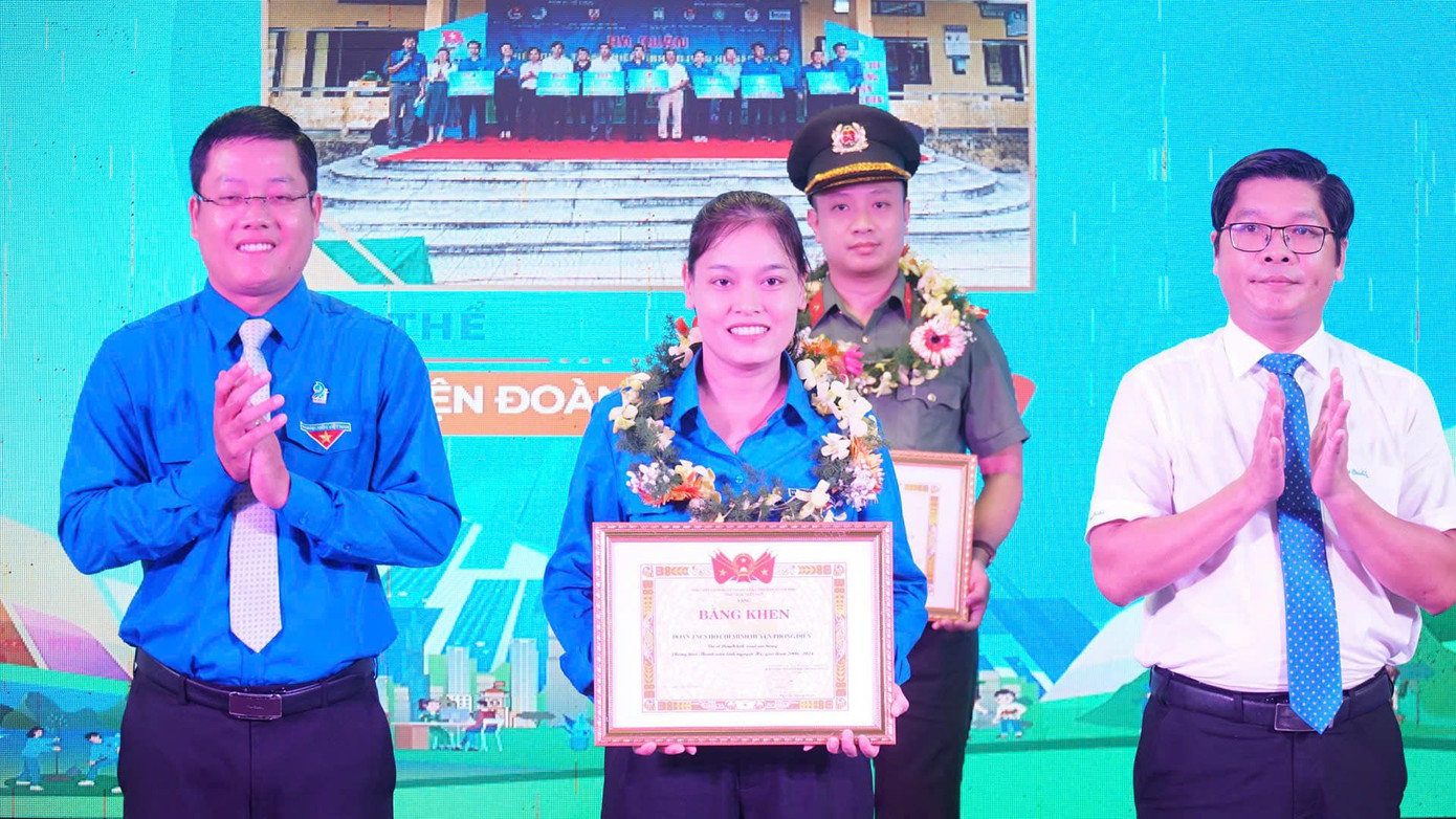 Tặng bằng khen cho 11 tập thể và 17 cá nhân có những thành tích xuất sắc thực hiện chiến dịch thanh niên tình nguyện hè giai đoạn vừa qua tại TT-Huế