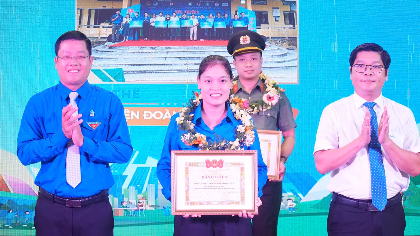 Tặng bằng khen cho 11 tập thể và 17 cá nhân có những thành tích xuất sắc thực hiện chiến dịch thanh niên tình nguyện hè giai đoạn vừa qua tại TT-Huế
